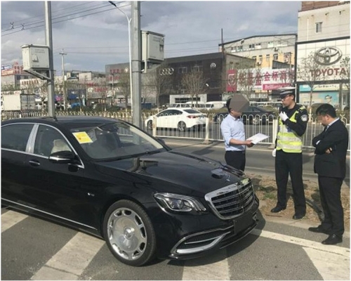 男子一副驚訝又不屑的表情對民警大叫，卻被民警依法警告。網圖