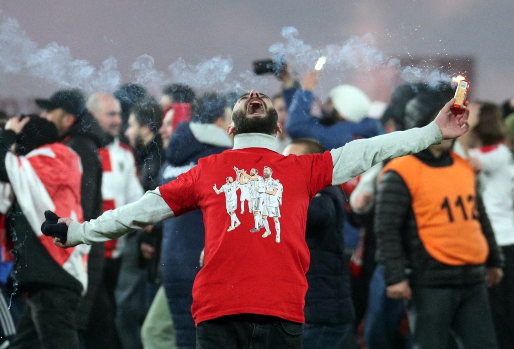 大批格鲁吉亚球迷冲落场庆祝。Reuters
