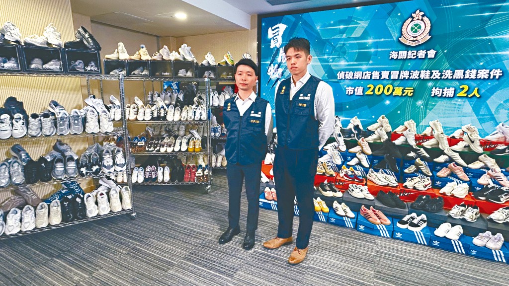 海關財富調查科調查主任區穎璋(左)及海關版權及商標調查科調查主任廖聞晉交代案情。