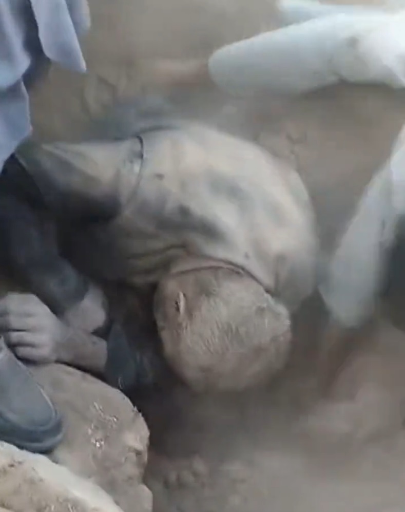 阿富汗發生強烈地震，民眾正挖掘被埋的傷者。影片截圖