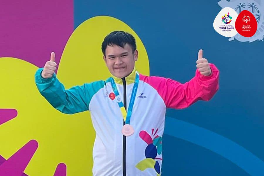 特奧是全球最大型專為智障人士而設的體育活動，以能力分級比賽，使各運動員都有均等的機會爭取勝利。香港特殊奧運會FB