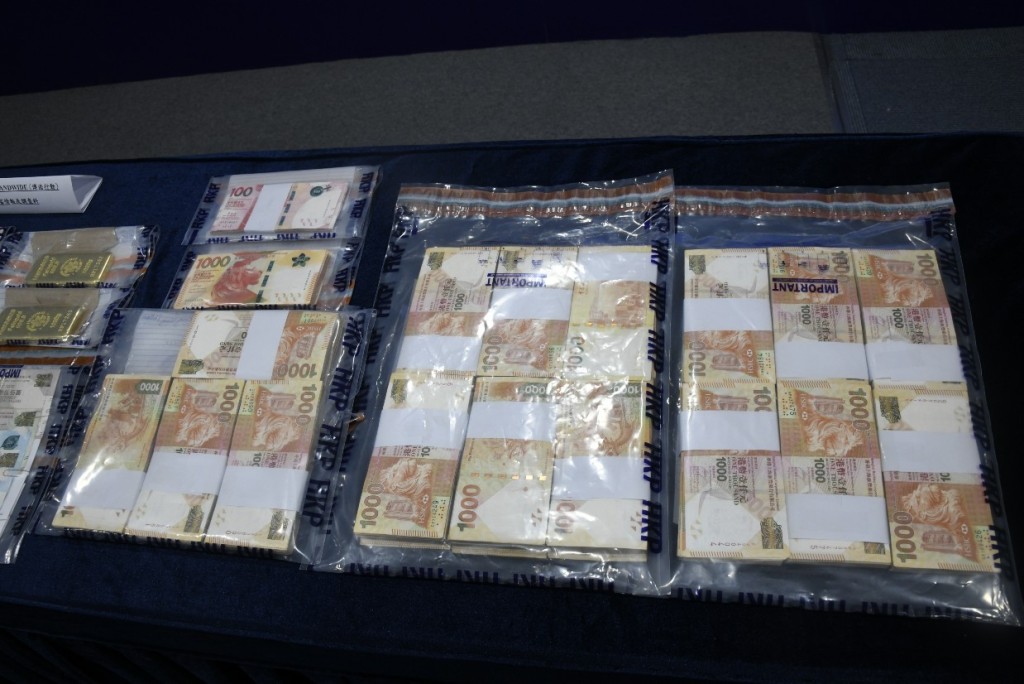 警方在犯罪集團撿出173萬元現金。(楊偉亨攝)