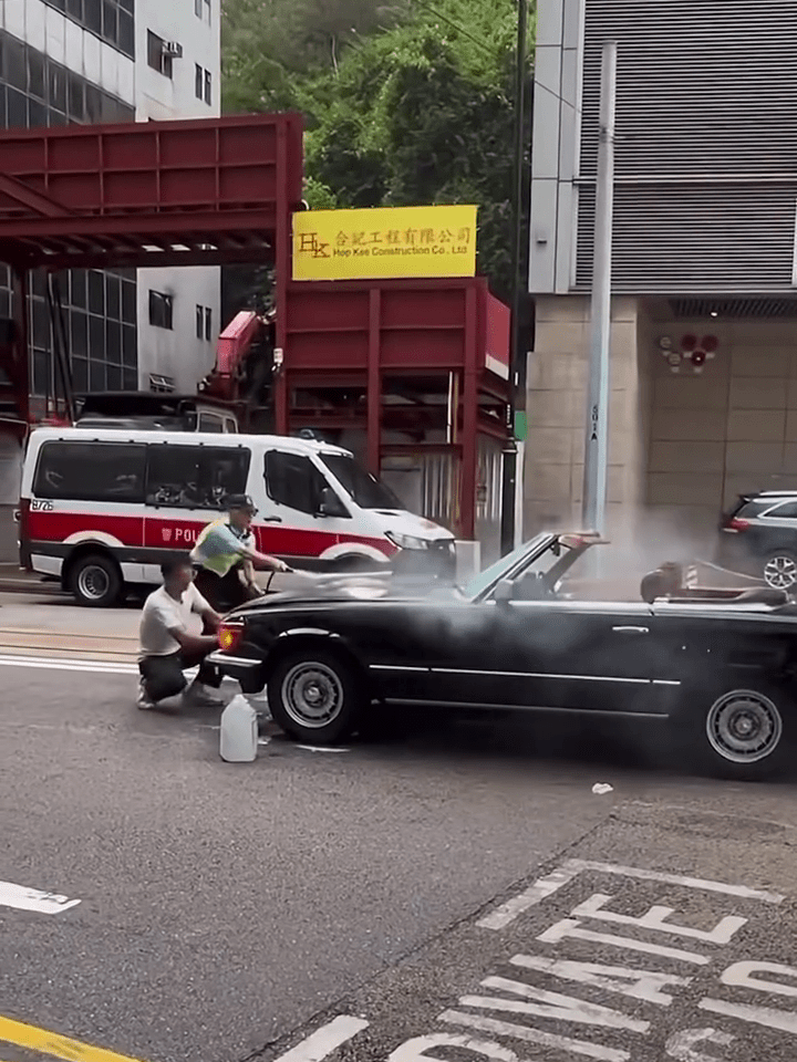 警員與司機試圖救火。FB:馬路的事討論區 警員與司機試圖救火。FB:馬路的事討論區
