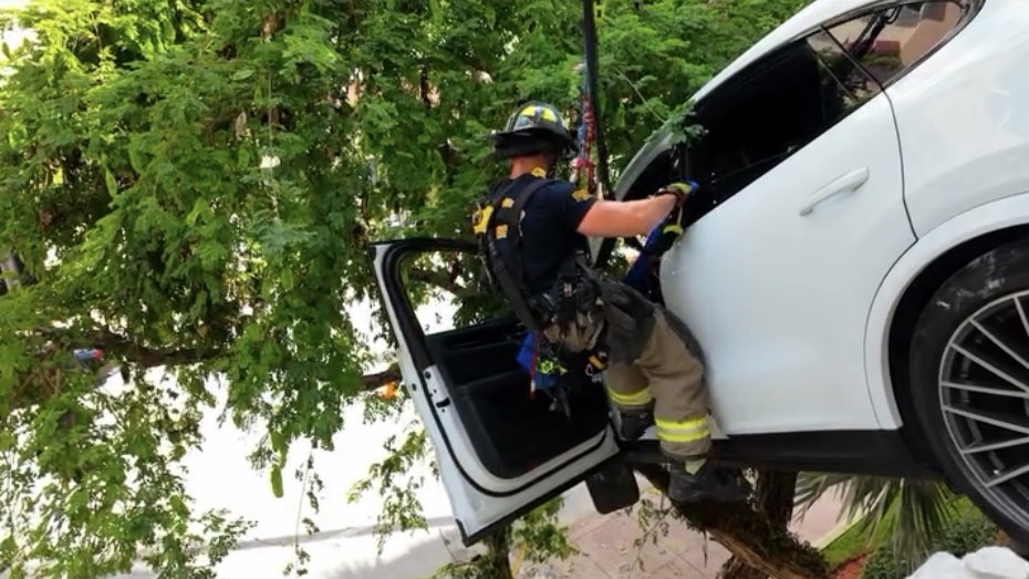 消防員游繩救出女司機。 Miami Fire Rescue