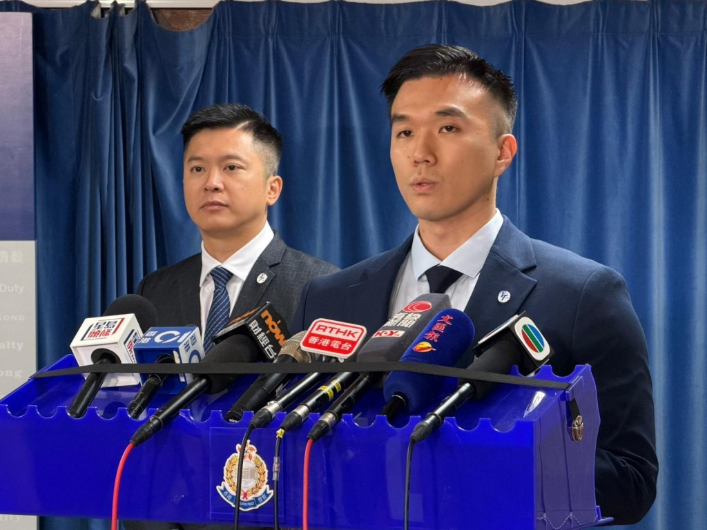油尖警区刑事部署理警司陈炽华（左）及重案组第二队主管督察曾智皓（右）交代案情。