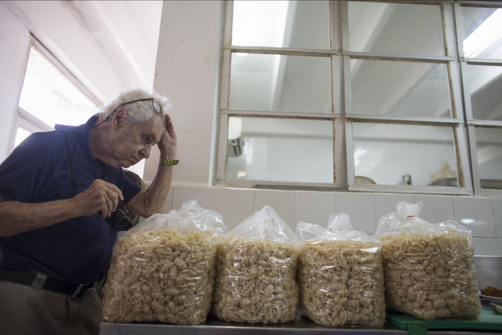厄维特（Elliott Erwitt） 在古巴一个厨房取景，看着一包包意粉。路透社