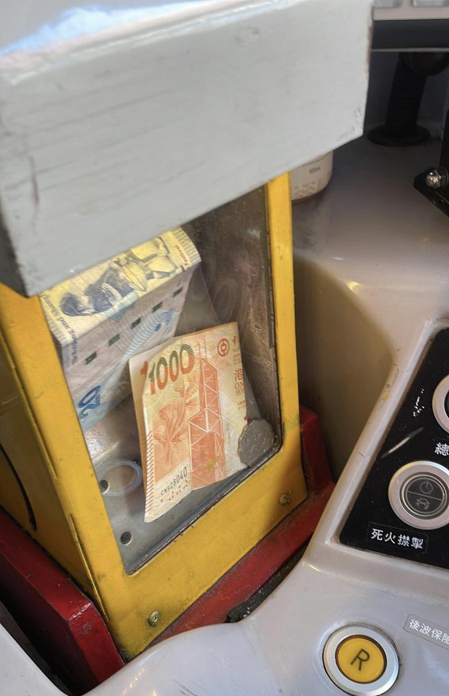 巴士錢箱出現一張對摺的金燦燦金牛。網圖