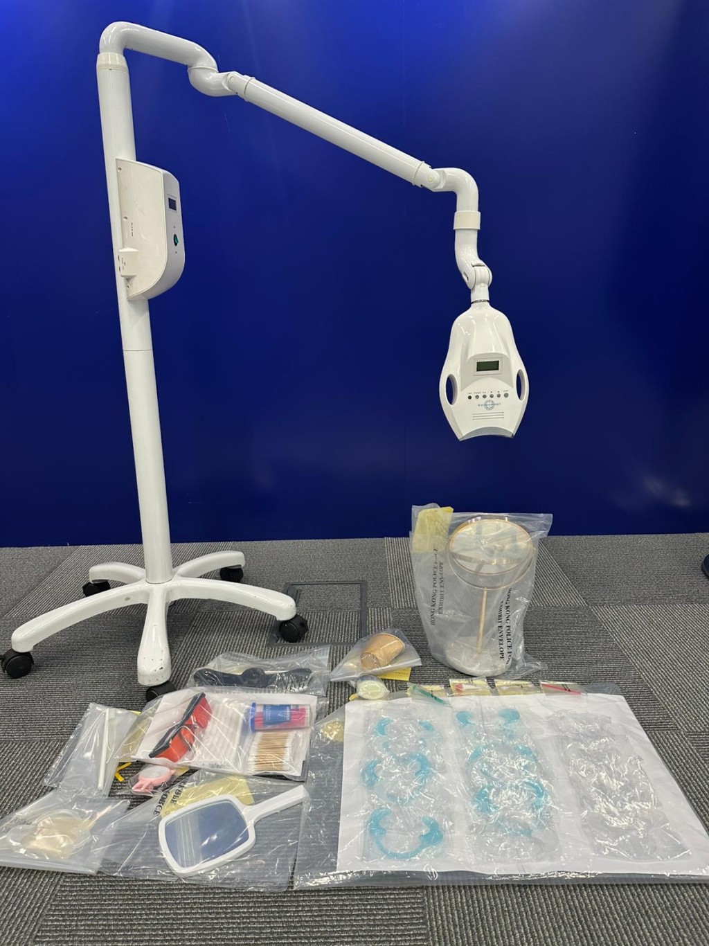 警員於該店舖內檢獲用作美白牙齒的工具及藥物。警方圖片 警員於該店舖內檢獲用作美白牙齒的工具及藥物。警方圖片