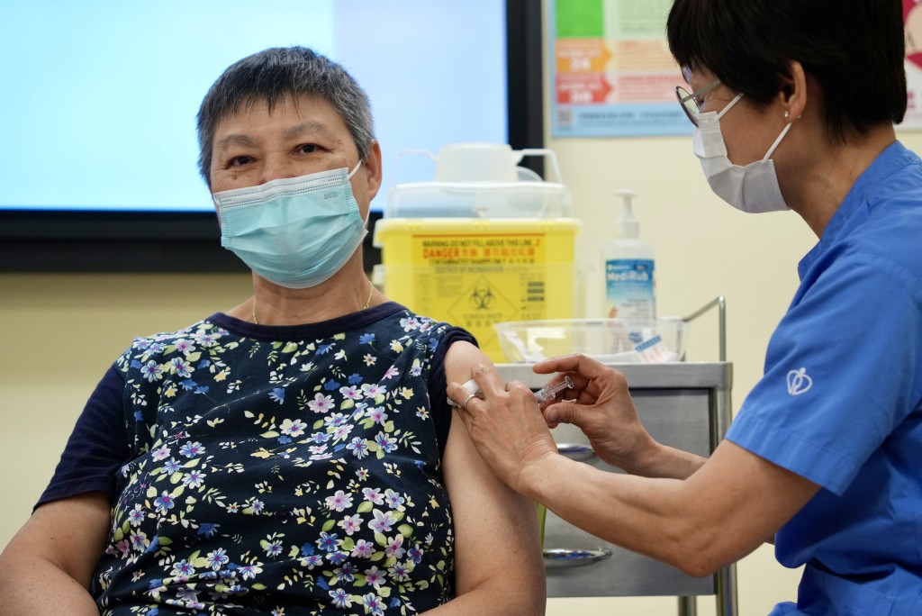 衞生署指流感疫苗可與新冠疫苗分別接種。資料圖片
