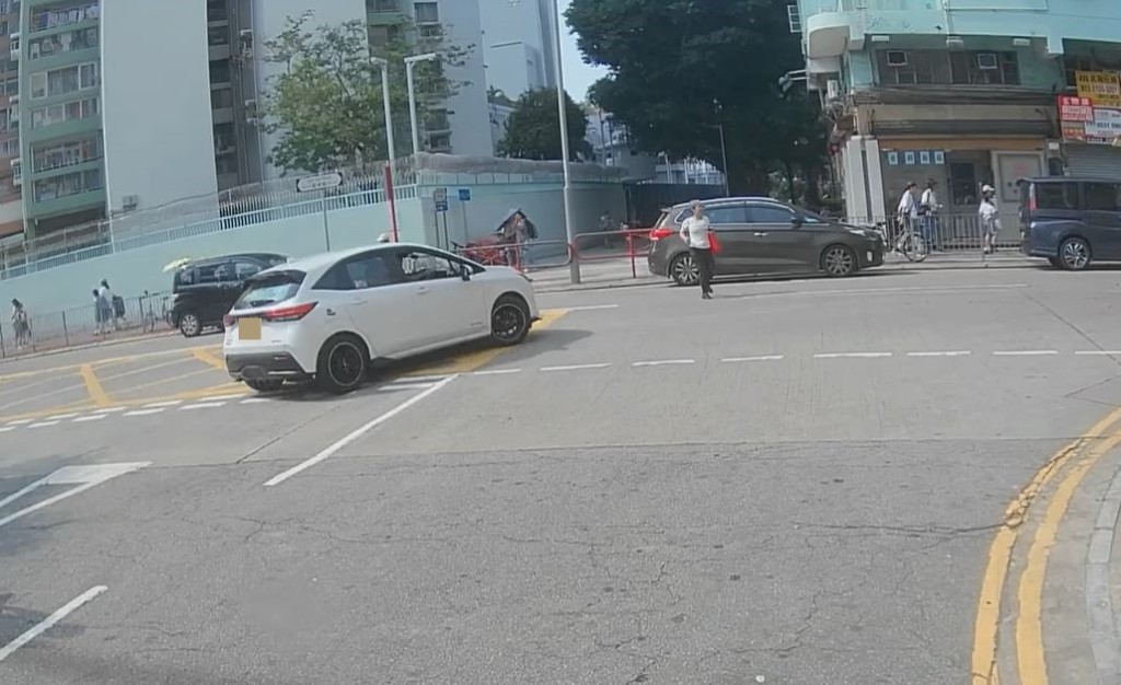 白色私家車沿安康路駛右轉入教育路。fb車cam L（香港群組）影片截圖
