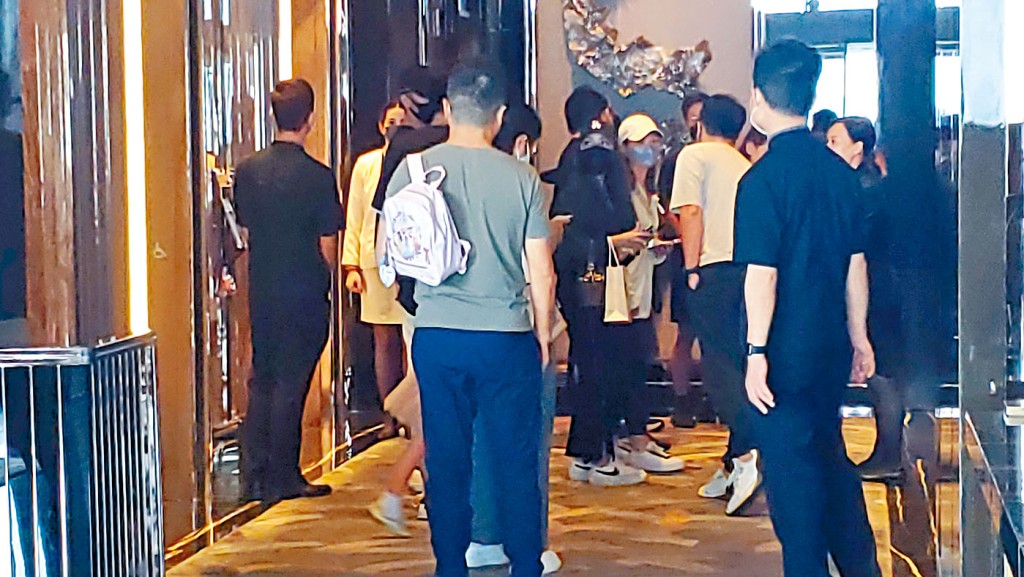 周女的親友一行十多人，到酒店拜祭。