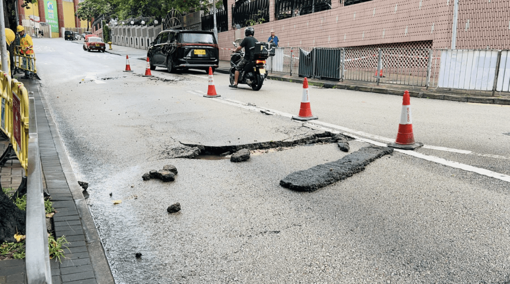 九龍塘廣播道出現路陷。蔡楚輝攝