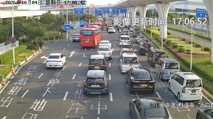 據微信公眾號「港珠澳大橋口岸實時通關」下午5時顯示,小客車出入境通道現時處於「極度高峰」,車龍超過500米,候檢時間超過40分鐘。 據微信公眾號「港珠澳大橋口岸實時通關」下午5時顯示,小客車出入境通道現時處於「極度高峰」,車龍超過500米,候檢時間超過40分鐘。