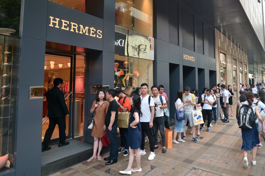 尖沙嘴广东道一带名店排满到来买手袋的拖箧客。(资料图片)