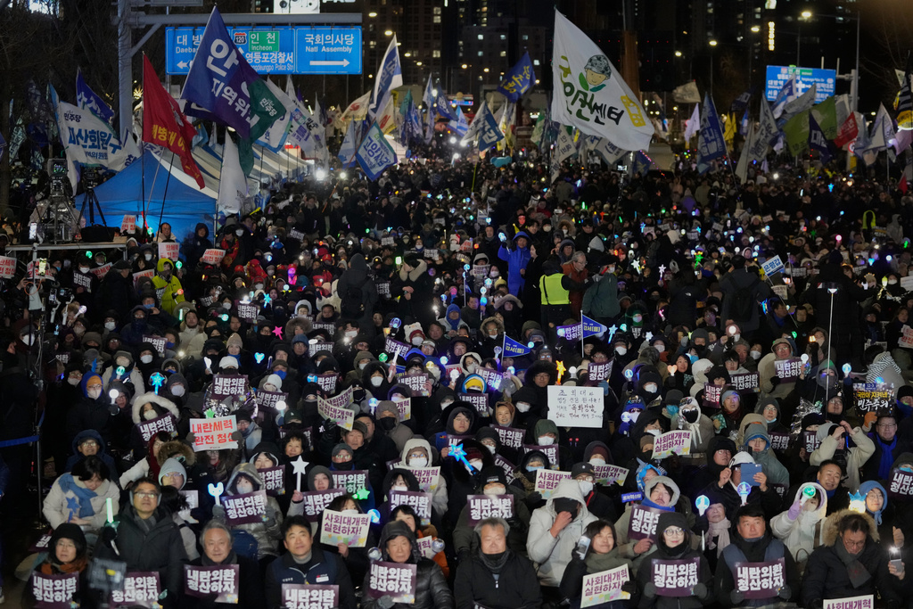 民眾在首爾集會紀念「12．3戒嚴」周年。美聯社