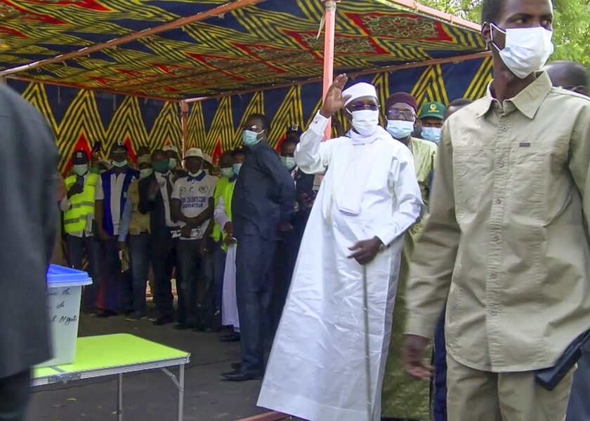 代比（右二）日前在前线指挥作战时阵亡。AP资料图片