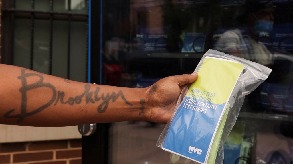 紐約布魯克林區民眾取得芬太尼試紙。 路透社