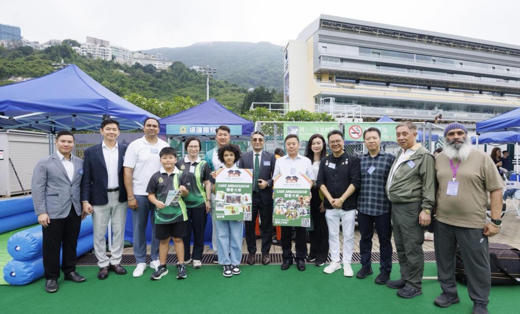第一屆畢業的兩位「關愛大使」協助推廣海關義工隊將會在今年暑假舉行的「關愛大使計劃2.0」。香港海關FB圖片 第一屆畢業的兩位「關愛大使」協助推廣海關義工隊將會在今年暑假舉行的「關愛大使計劃2.0」。香港海關FB圖片