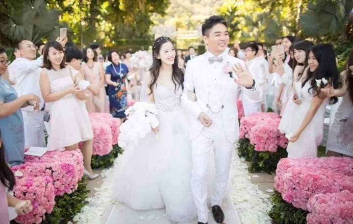 章澤天嫁進千億豪門，與劉強東結婚。微博圖