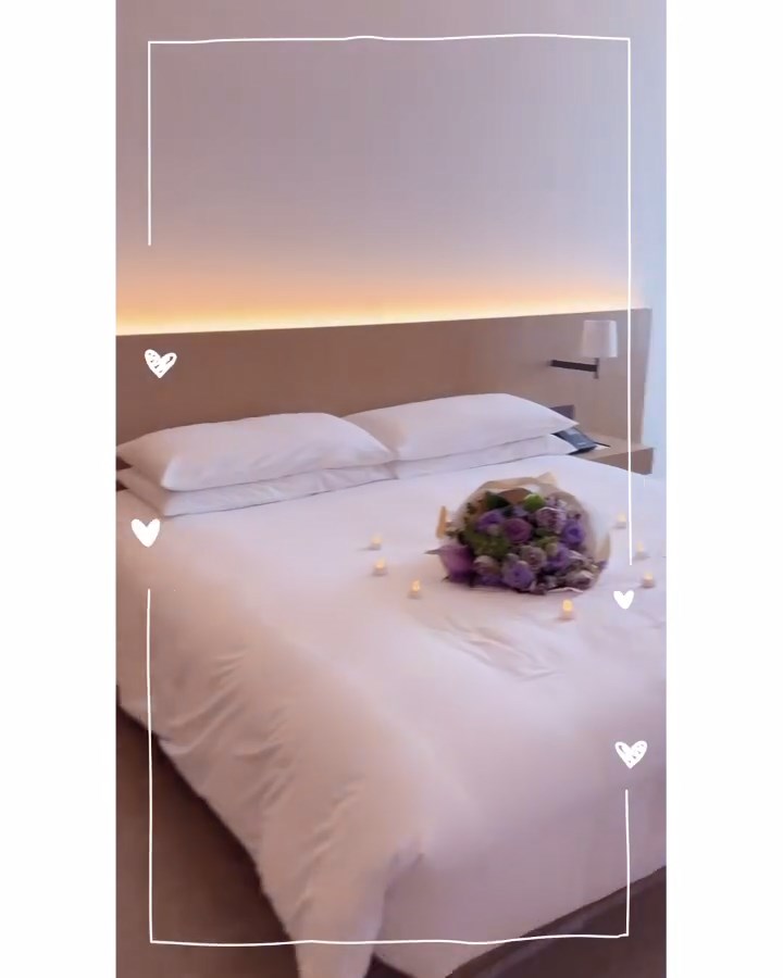 一入门可见房中有张双人床，估计是与疑似男友一同入住，床上更有电子蜡烛及紫色花束。。