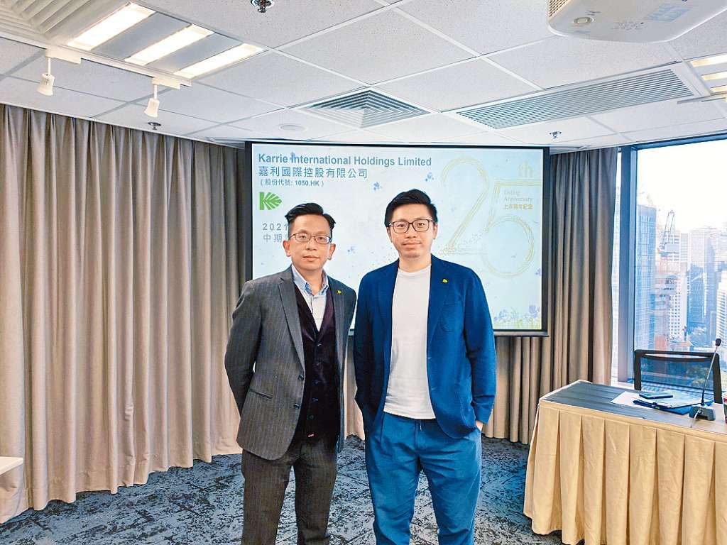 嘉利国际主席助理兼财会部主管何伟汗（右）表示，对于下半财年的表现感乐观。