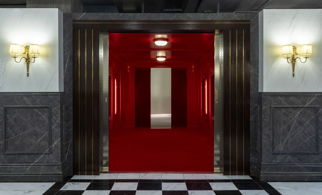 在倫敦展覽中特別設計的「升降房間」。