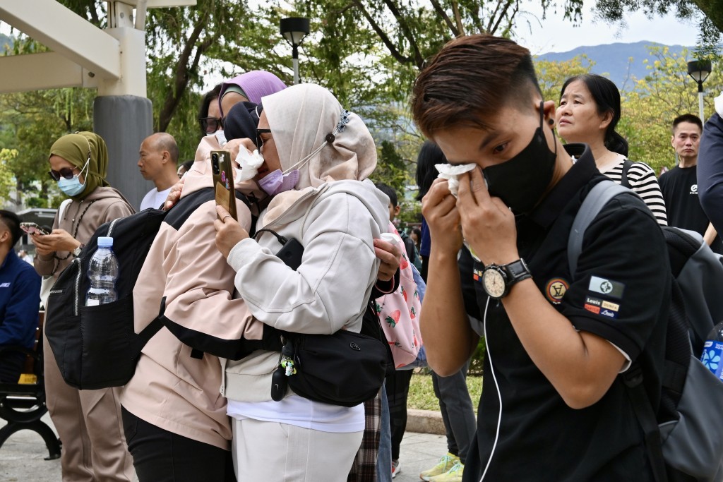 她建議，若感到難以承受，應主動減少接觸資訊。