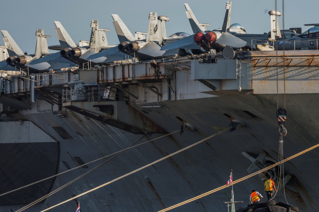 美軍航空母艦林肯號被傳媒發現艦身嚴重鏽蝕。路透社