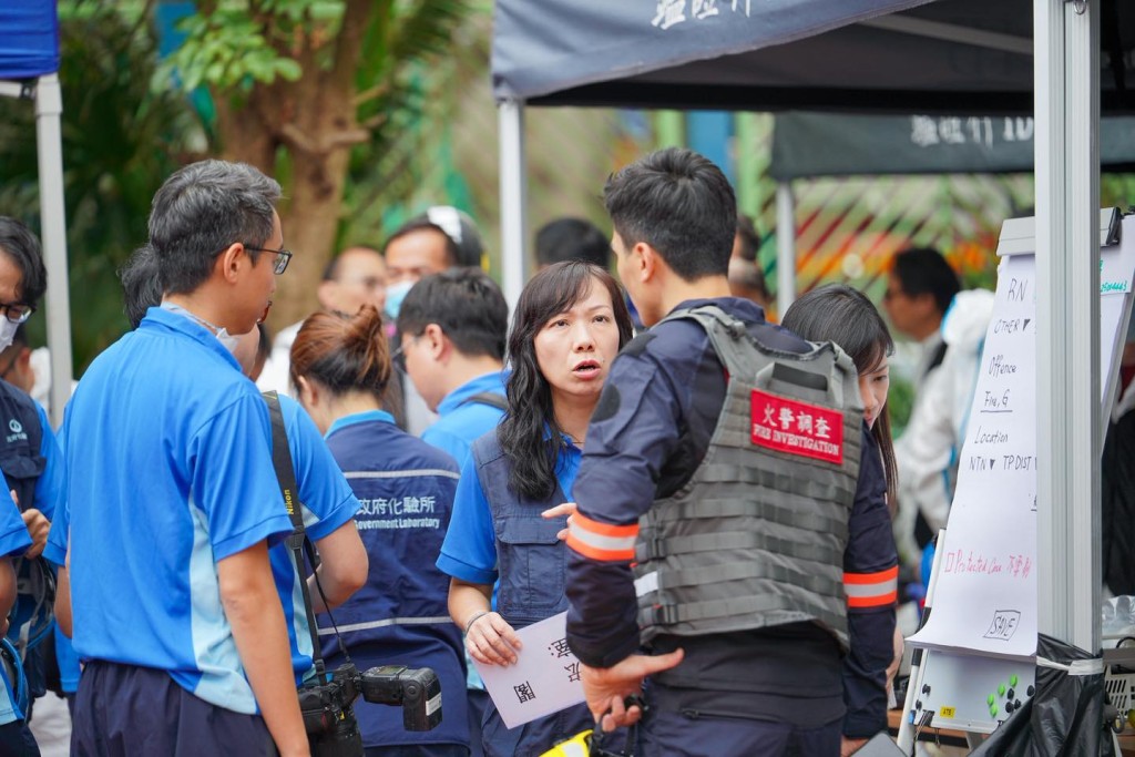 災難遇害者辨認組（DVIU）、鑑證科、機動部隊和各總區刑事部人員今日進入火場進行善後工作。香港警察fb圖片