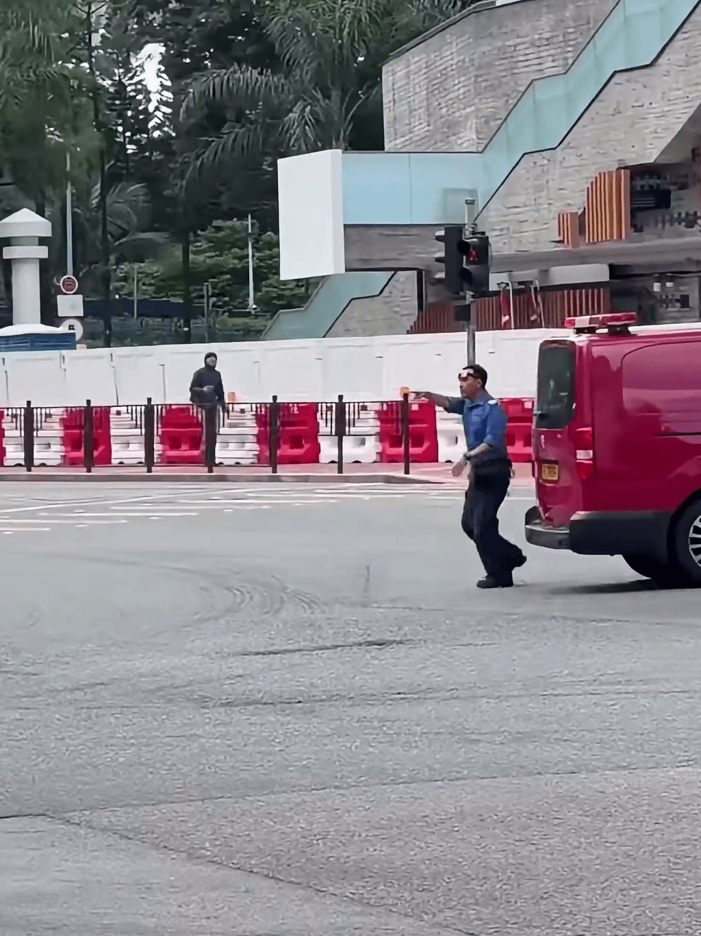 兩名消防員隨即落車喝停男子。