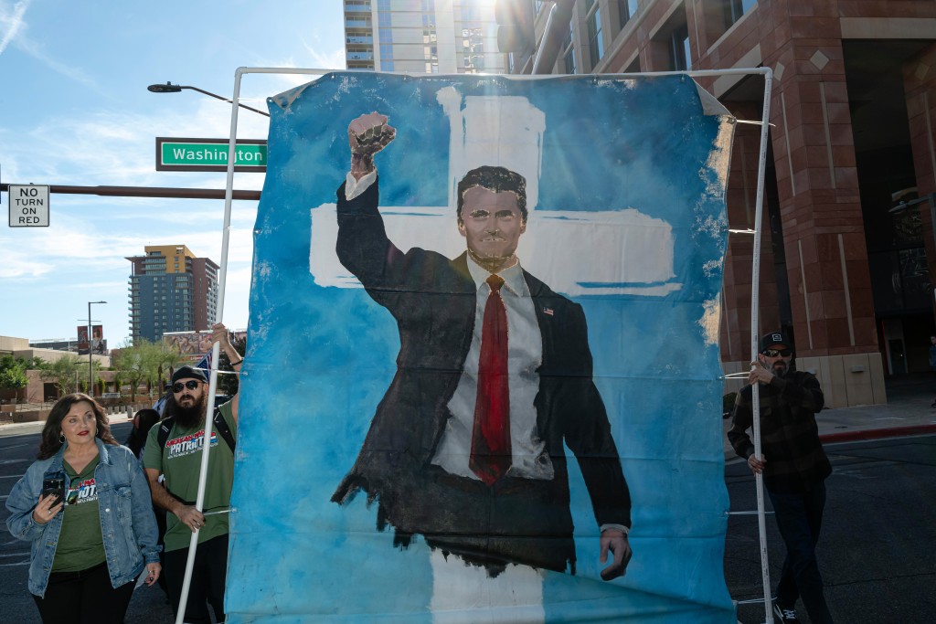 现场有人悼念柯克。美联社 现场有人悼念柯克。美联社