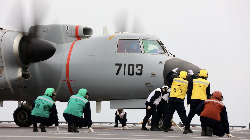 空警-600艦載預警機在福建艦上電磁彈射起飛,放飛小組引導戰機彈射入位。 新華社 空警-600艦載預警機在福建艦上電磁彈射起飛,放飛小組引導戰機彈射入位。 新華社
