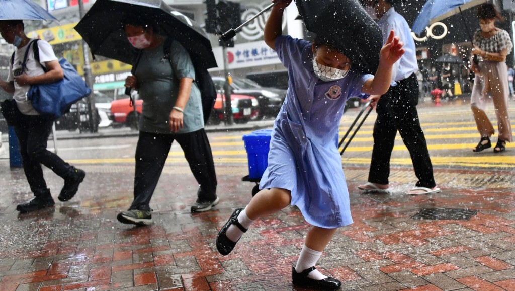 高溫觸發的驟雨及雷暴正影響本港,部分地區雨勢可能較大。