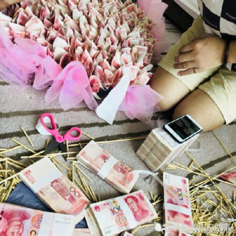 花店工作人員登門製作「有錢花」。(網圖)