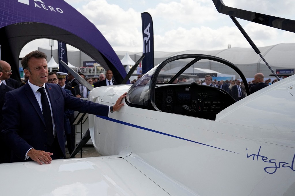 自駕飛天車及小型混能客機是今年巴黎航天展的焦點。  路透社