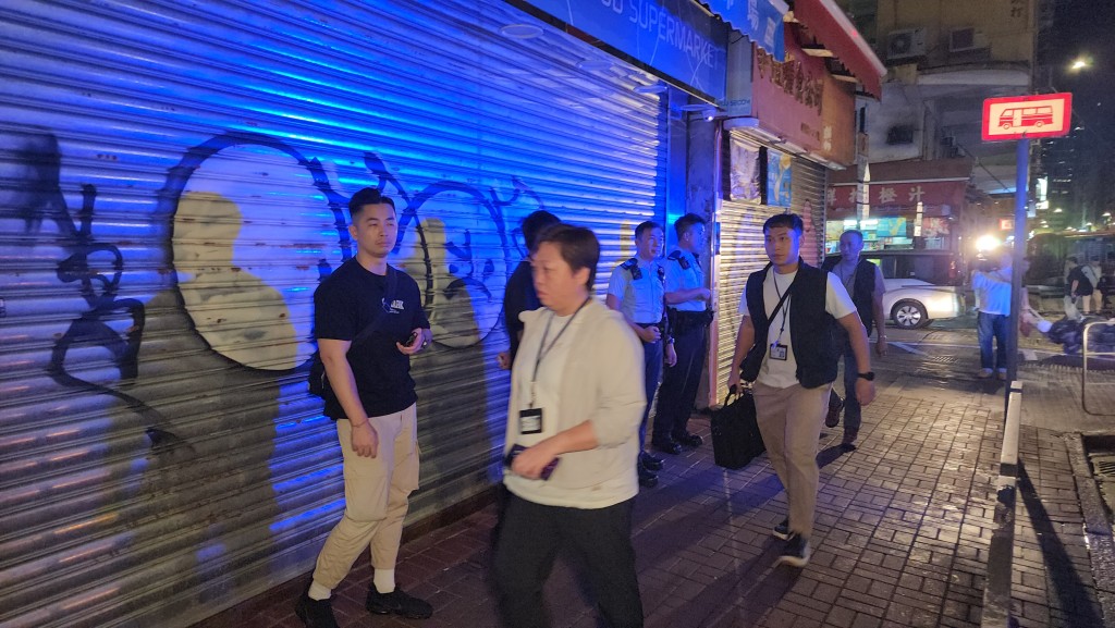 大批警員到場調查。 大批警員到場調查。