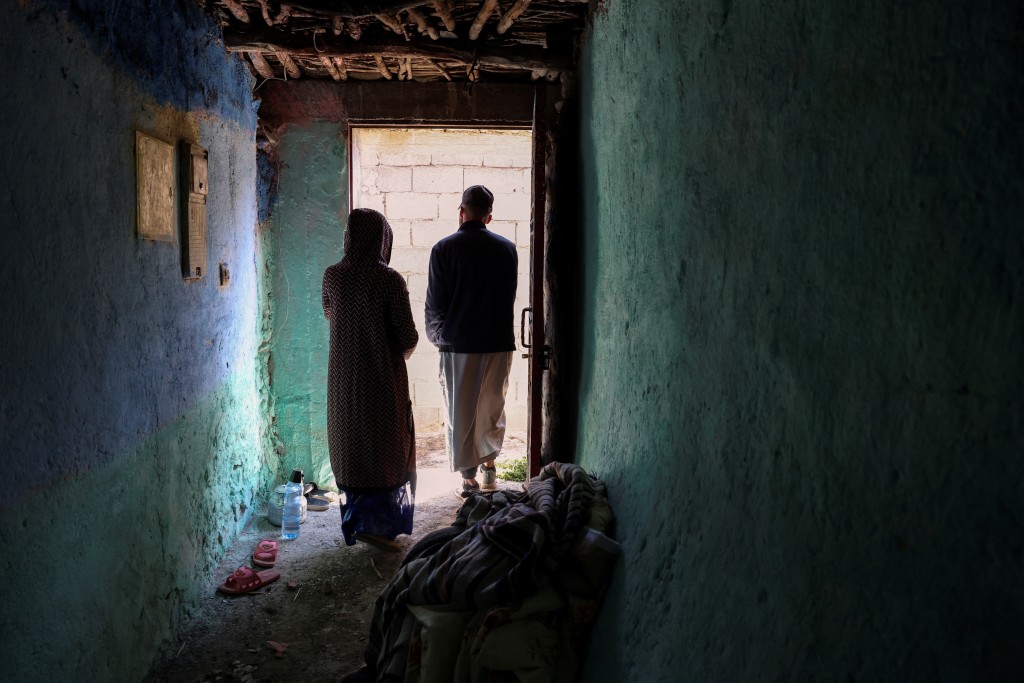 摩洛哥凱圖村，新郎布拉德與妻子阿吉迪爾從致命地震中受損的房屋中走出。路透社