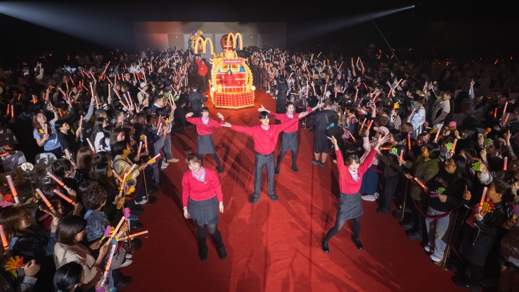 适逢香港麦当劳50周年主题花车早前于新春花车巡游亮相,公司特别准备了迷你版花车联同员工表演队载歌载舞。 适逢香港麦当劳50周年主题花车早前于新春花车巡游亮相,公司特别准备了迷你版花车联同员工表演队载歌载舞。