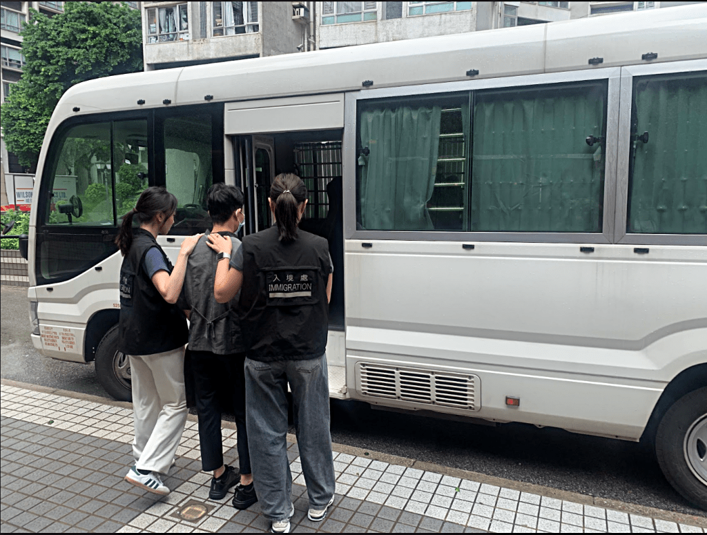 入境處帶走相關黑工。入境處提供