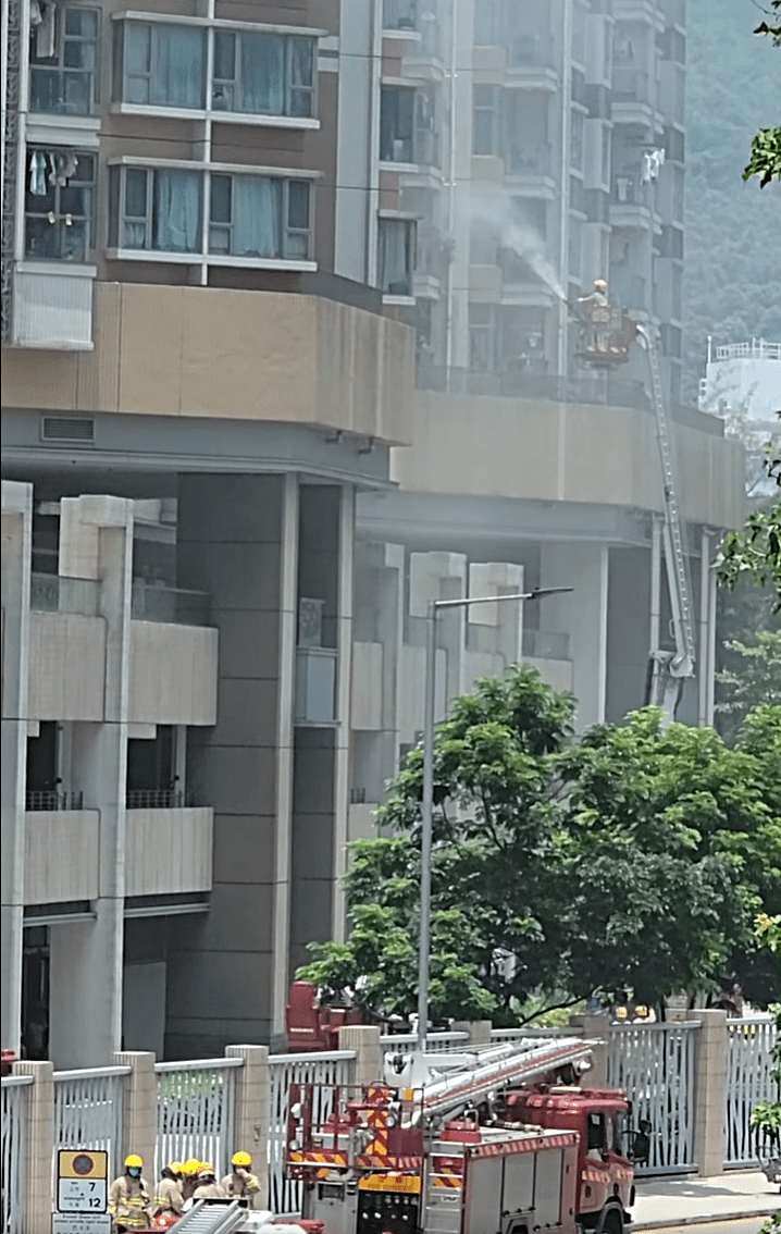 消防升起雲梯射水。fb：香港交通及突發事故報料區