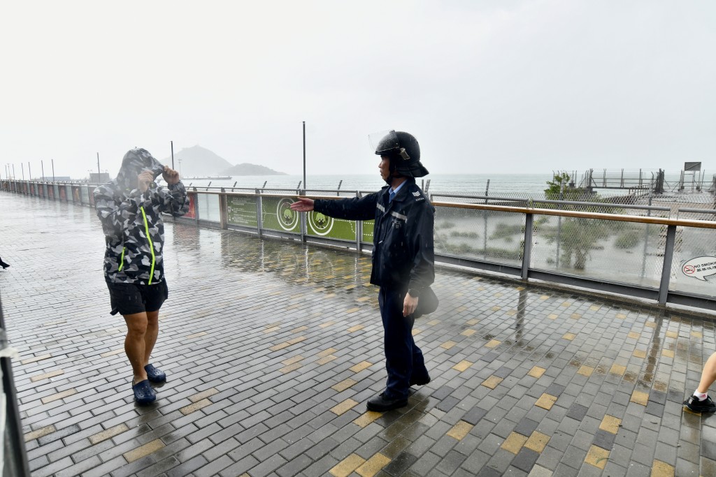 西環加多近街海旁有市民觀浪，被警方勸喻離開。盧江球攝