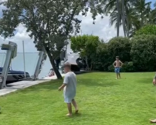 美斯（右）仍與家人度假，近日在社交平台分享他與兒子踢球的片段。網上圖片