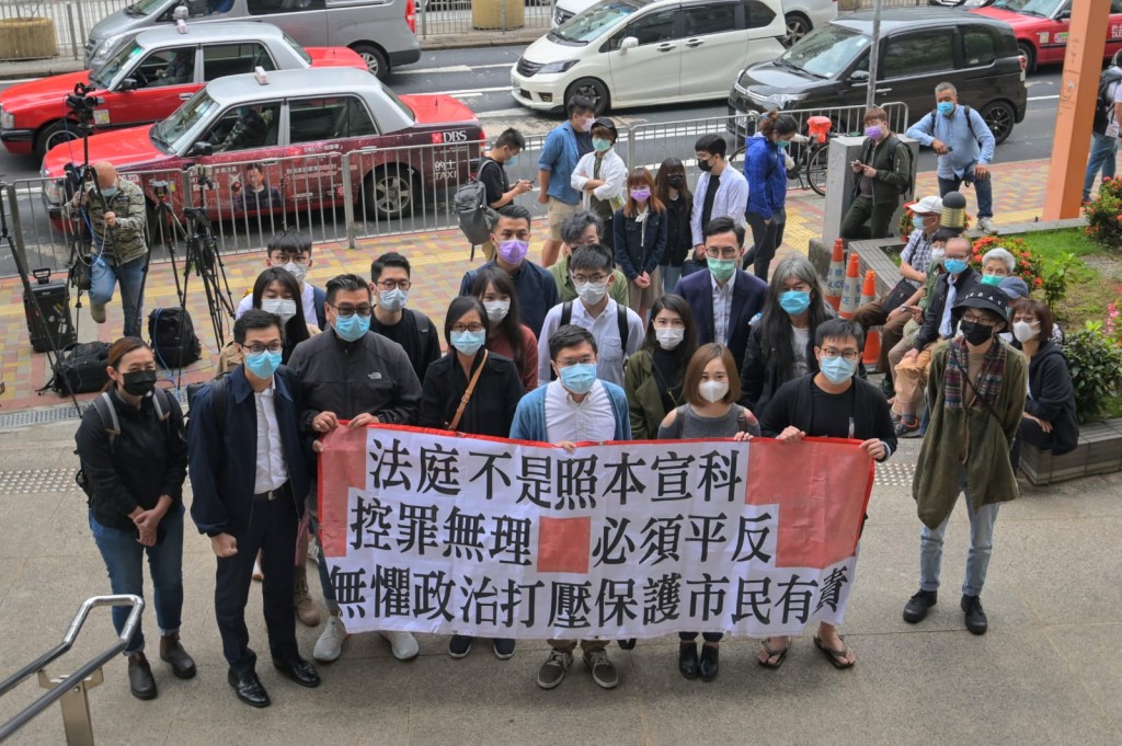 庭外有人聲援區諾軒。