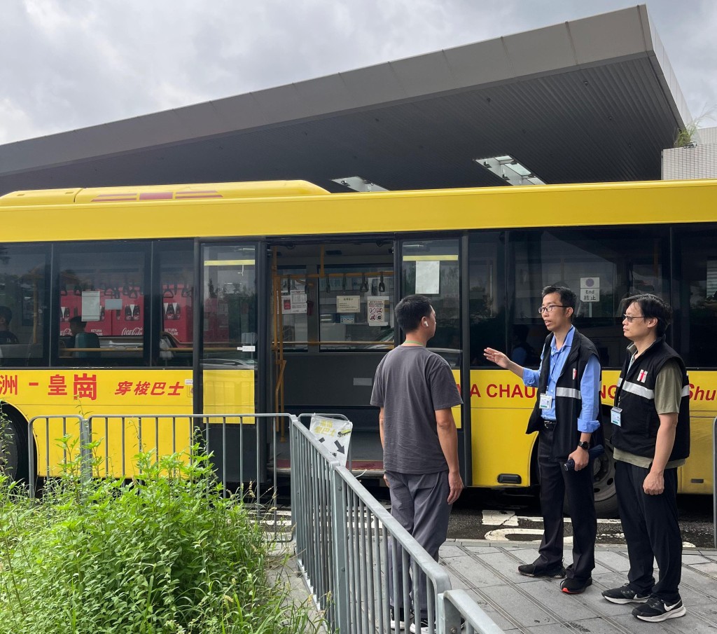 港口衞生科人員提醒跨境巴士公司營辦商人員加強防控蚊患措施。政府新聞網圖片