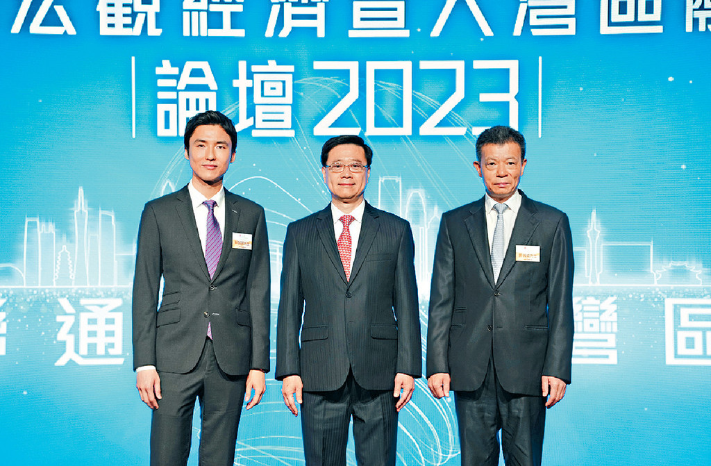 ■星島新聞集團主席蔡加讚(左)、郭英成(右)、行政長官李家超(中)。
