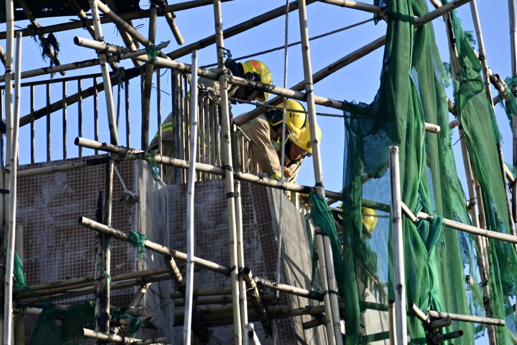 宏福苑五級火救熄後，消防員繼續在場搜救。蘇正謙攝