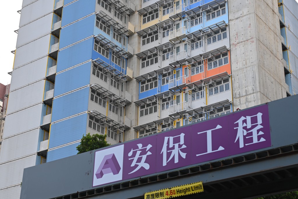 建築署由上月起加強對涉事承建商「安保－俊和聯營」在小欖、屯門欣寶路及柴灣常安街3個簡約公屋工地的巡查。