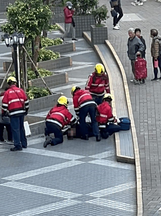 救護員替事主即場急救。fb：麗港城討論區