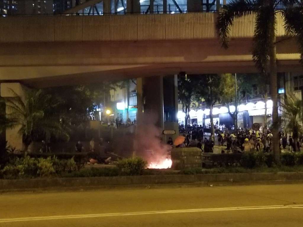 觀塘道示威者設置路障。