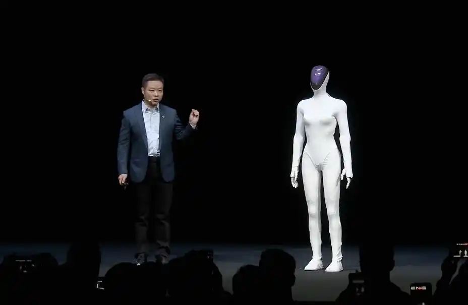 何小鵬介紹女性人形機械人。 何小鵬介紹女性人形機械人。